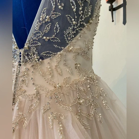 WEDDING DRESS - SOTTERO and  MIDGLEY - Size 8 - Picture 11 of 15